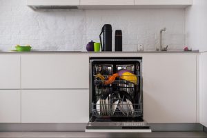 食洗機の掃除はどうすればいい？汚れる原因や基本的なお手入れ方法を紹介