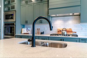 キッチンの排水口から出るボコボコ音はなぜ発生する？原因や対処法を紹介