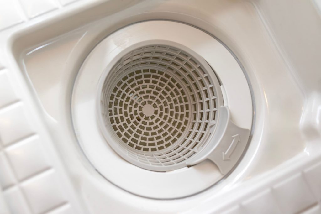 お風呂の排水口を触らずに掃除する方法！汚れにくくする対策も併せて紹介