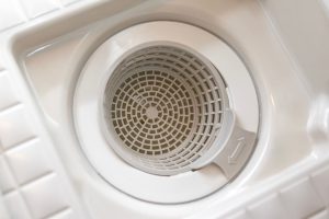 お風呂の排水口を触らずに掃除する方法！汚れにくくする対策も併せて紹介