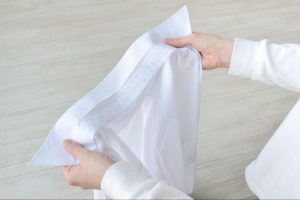 ワイシャツの襟汚れは落とせる？原因や予防、汚れ落としの方法を解説