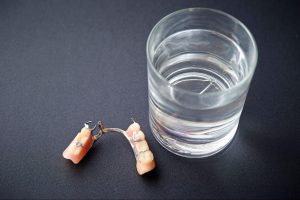 入れ歯洗浄剤の正しい使い方と頻度は？毎日のケアで清潔を保つポイント