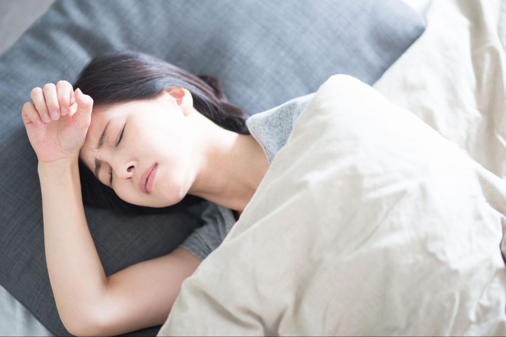 寝不足は熱中症リスクを高める？対策や快適な睡眠をサポートするアイテムも紹介
