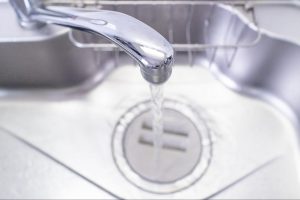 キッチンの排水口掃除でおすすめの手順を紹介！ニオイや汚れの原因も解説