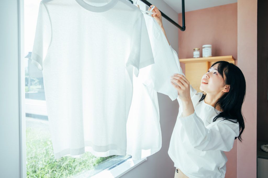 部屋干し臭を防ぐ洗濯ケアとは？｜梅雨の室内干しを快適にする方法