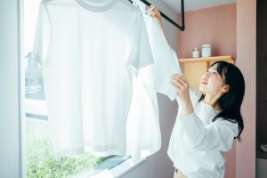 部屋干し臭を防ぐ洗濯ケアとは？｜梅雨の室内干しを快適にする方法
